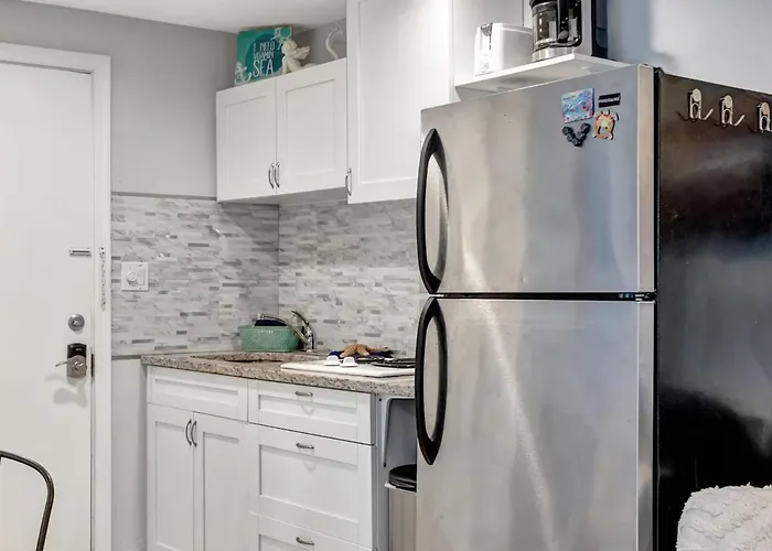 Quiet Corner Heated Pool & 2 Mins 2 Apartment *