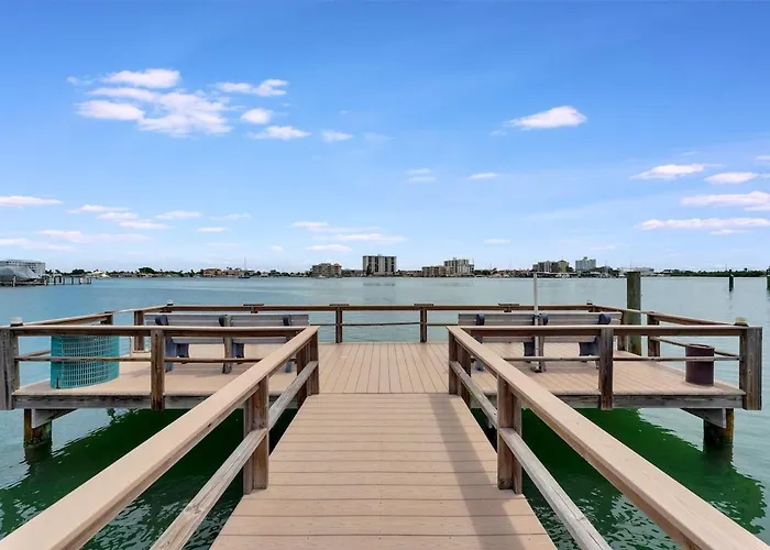 Apartment Quiet Corner Heated Pool & 2 Mins 2 Clearwater Beach