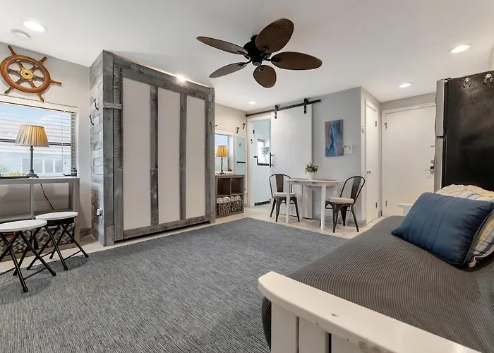 Apartment Quiet Corner Heated Pool & 2 Mins 2 Clearwater Beach