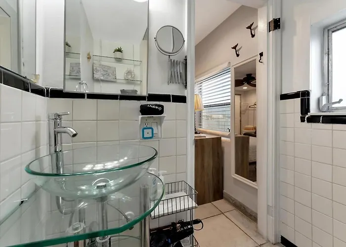 Quiet Corner Heated Pool & 2 Mins 2 Apartment *