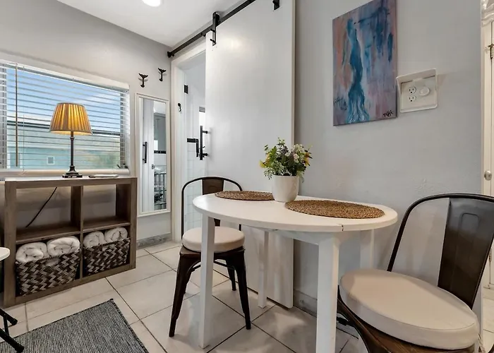 Quiet Corner Heated Pool & 2 Mins 2 Apartment