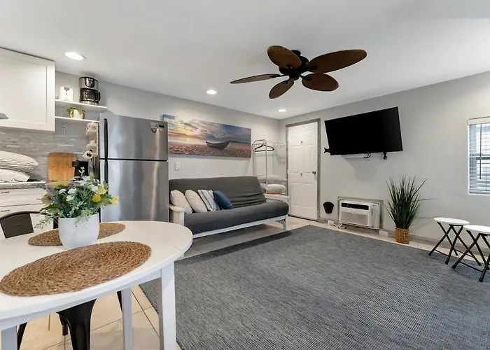 Quiet Corner Heated Pool & 2 Mins 2 Apartment Clearwater Beach