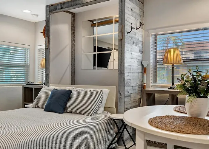 Quiet Corner Heated Pool & 2 Mins 2 Apartment